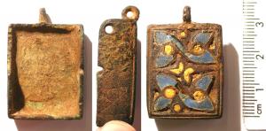 BTS-4190 - Boîte à sceau rectangulaire
bronze
TPQ : 100 - TAQ : 300
Boîte à sceau rectangulaire coulée, couvercle enveloppant reproduisant deux fois le même décor curviligne, creusé d'émaux champlevés.