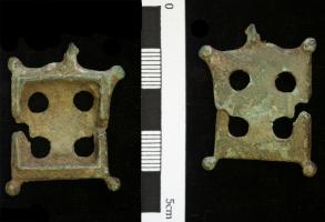 BTS-4191 - Boîte à sceau rectangulaire
bronze
TPQ : 100 - TAQ : 300
Boîte à sceau rectangulaire coulée, couvercle enveloppant à décor curviligne, creusé pour émaux champlevés.