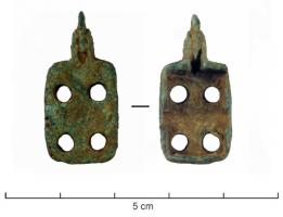 BTS-4192 - Boîte à sceau rectangulaire
bronze
Fond coulé, percé de quatre trous, encoché sur les côtés et pourvu d'un léger rebord pour l'ajustage du couvercle ; la charnière est percée dans la partie la plus massive. Couvercle de type indéterminé.