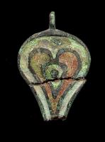 BTS-4195 - Boîte à sceau en forme de goutte
bronze
TPQ : 100 - TAQ : 250
Boîte à sceau en forme de goutte, couvercle plat émaillé : loge en forme de cœur avec motif central, parfois pointé, également en forme de cœur ; bouton terminal.