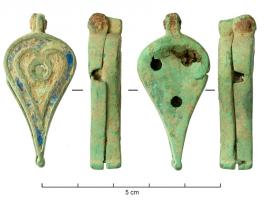 BTS-4197 - Boîte à sceau en forme de goutte
bronze
TPQ : 100 - TAQ : 250
Boîte à sceau en forme de goutte, couvercle plat émaillé : loge en forme de cœur avec cercle central pointé, sans point au-dessus ni au-dessous ; bouton terminal.