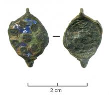 BTS-4198 - Boîte à sceau circulaire
bronze
TPQ : 100 - TAQ : 300
Boîte à sceau circulaire coulée, dont la base comporte un appendice rond recouvrant une pointe de calage ; la face externe est creusée d'émaux champlevés : pastille centrale (pleine) entourée d'une couronne de pastilles également pleines. Le fond est percé de 4 trous disposés en carré.