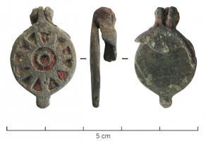 BTS-4199 - Boîte à sceau circulaire
bronze
TPQ : 100 - TAQ : 150
Boite à sceau circulaire, couvvercle à rebord légèrement débordant; la face externe est creusée d'une couronne de loges triangulaires émaillées entourant un disque central également émaillé.