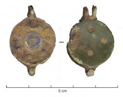 BTS-4200 - Boîte à sceau circulaire
bronze
TPQ : 100 - TAQ : 300
Boîte à sceau circulaire coulée, dont la base comporte un appendice en forme d'ergot recouvrant une pointe de calage ; la face externe est creusée d'émaux champlevés : pastille centrale émaillée entourée d'une couronne de pastilles pleines. Le fond est percé de 4 trous disposés en carré.