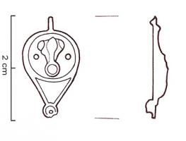 BTS-4210 - Boîte à sceau en forme de goutte
bronze
TPQ : 100 - TAQ : 300
Boîte à sceau en forme de goutte, dont le couvercle est creusé d'une loge d'émail ronde sur une autre triangulaire ; pour former un fond d'émail sur lequel se détache un phallus riveté (cercle d'émail sur le gland) avec deux petits boutons de chaque côtés