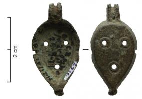 BTS-4218 - Boîte à sceau en forme de goutte
bronze
Boîte à sceau en forme de goutte terminée par un bouton (calage du couvercle équipé d'une pointe) ; trois perforations sur le fond.