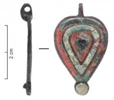 BTS-4233 - Boîte à sceau en forme de gouttebronzeTPQ : 150 - TAQ : 300Boîte à sceau en forme de goutte, dont le couvercle est creusé de loges émaillés concentriques de même forme ; à la base, disque émaillé, avec une pointe de calage au revers.