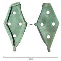 BTS-4235 - Boîte à sceau losangiquebronzeTPQ : 150 - TAQ : 300Fond de boîte à sceau losangique de forme allongée, environ deux fois plus haute que large : quatre perforations, bouton de calage à la base et parfois sur les côtés.