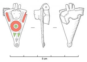 BTS-4240 - Boîte à sceau en forme de goutte / triangulaire
bronze
TPQ : 100 - TAQ : 250
Boîte à sceau de forme triangulaire avec un sommet arrondi ; le couvercle s'orne d'une tête de fauve en haut-relief, entourée de loges d'émail et de lignes ponctuées.