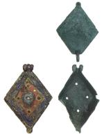 BTS-4244 - Boîte à sceau losangique
bronze
TPQ : 150 - TAQ : 300
Boîte à sceau losangique avec couvercle creusé de loges d'émail : deux losanges inscrits autour d'un disque également émaillé ; bouton à la pointe.