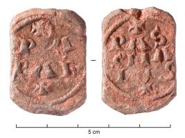 BUL-6006 - Bulle pontificale
plomb
Bulle biface, type aniconique à l'avers et au revers. Module rond ; tablette en plomb, avec gouttière pour le passage de l'attache.
Face :  en plein champ, le nom du pape en lettres capitales, au génitif, sur trois lignes, précédé et suivi d'une croix d'invocation + | PAS | CHA | LIS | +
le champ bordé d'un filet circulaire.
Revers : en plein champ, le titre du pape en lettres capitales, au génitif, sur deux lignes, précédé et suivi d'une croix d'invocation + PA | PAE | + , le champ bordé d'un filet circulaire (Pascal Ier, pape de 817 à 824).