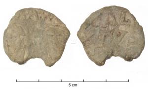 BUL-9057 - Bulle pontificale
plomb
Disque épais en plomb, perforé pour le passage de rubans, et frappé au nom du pape émetteur : sur une face, les têtes schématisées de Pierre et Paul ; au revers : CALI / XTVS / PP.II  (Calixte II, pape de 1119 à 1124).
