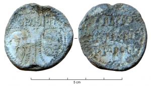 BUL-9075 - Bulle pontificale
plomb
Disque épais en plomb, perforé pour le passage de rubans, et frappé au nom du pape émetteur : sur une face, les têtes schématisées de Pierre et Paul, SPA - SPE ;  au revers : INNO / CENTIVS / PP IIII (Innocent IV, pape de 1243 à 1254).