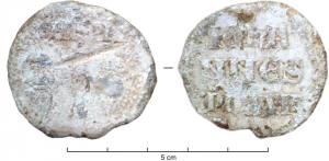 BUL-9091 - Bulle pontificale
plomb
Disque épais en plomb, perforé pour le passage de rubans, et frappé au nom du pape émetteur : sur une face, les têtes schématisées de Pierre et Paul, SPA - SPE ; au revers : IOHA / NNES  / PP XXII (Jean XXII, pape de 1316 à 1334).