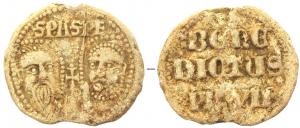 BUL-9092 - Bulle pontificale
plomb
Disque épais en plomb, perforé pour le passage de rubans, et frappé au nom du pape émetteur : sur une face, les têtes schématisées de Pierre et Paul, SPA - SPE ; au revers : BENE / DICTVS / PP XII (Benoît XII, O.Cist., pape de 1334 à 1342).