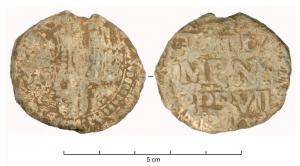 BUL-9117 - Bulle pontificale
plomb
Disque épais en plomb, perforé pour le passage de rubans, et frappé au nom du pape émetteur : sur une face, les têtes schématisées de Pierre et Paul ; au revers : CLE / MENS / PAPA / VII (Clément VII, pape de 1523 à 1534).