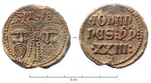 BUL-9151 - Bulle pontificale
plomb
Disque épais en plomb, perforé pour le passage de rubans, et frappé au nom du pape émetteur : sur une face, les têtes schématisées de Pierre et Paul ; au revers : JOHAN / NES : PP / .XXIII: (Jean XXIII, antipape de 1410 à 1415).