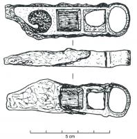 CAC-4005 - Couteau à affûter les calames
bronze, fer
Petit couteau en fer, à manche de bronze ajouré de deux fenêtres rectangulaires juxtaposées ; lame à bords parallèles, tranchant rectiligne, le dos s'incurve brusquement vers la pointe ; manche creux (probables appliques organiques) terminé d'un côté par un anneau de suspension et de l'autre par la virole triangulaire à volute, caractéristique de cette série de couteaux.