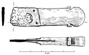 CAC-4022 - Couteau à affûter les calames
bronze, fer
Couteau à manche de bronze riveté sur une lame de fer, avec au départ de la lame deux plaques en tôle de cuivre découpées d'une volute et rivetées sur le fer, sans doute pour assurer la prise des doigts; le manche lui-même est massif, de section rectangulaire et terminé par une partie arrondie et pleine, limitée par deux moulures latérales.