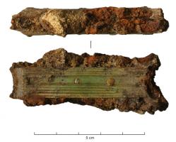 CAC-4028 - Couteau à affûter les calames
fer, os
Couteau dont le manche, de section rectangulaire, généralement orné de cannelures parallèles sur les deux faces, et terminé par un anneau, se compose de deux plaques parallèles, de section rectangulaire, enserrant la soie plate prolongeant la lame. Une légère dépression se remarque à l'extrémité (côté lame) et est souvent interprétée comme servant à positionner le pouce lors de la tenue du manche. La soie en fer doit se terminer par un anneau pour maintenir les deux parties en os.