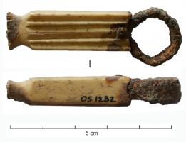 CAC-4029 - Couteau à affûter les calames
fer, os
Couteau dont le manche, de section rectangulaire massive, est orné de cannelures parallèles sur les deux faces, sans anneau terminal mais avec une encoche concave indiquant la présence d'un anneau en fer. L'extrémité distale doit être perforée pour recevoir la soie, qui ne nécessite pas de rivet.