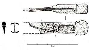 CAC-4031 - Couteau à affûter les calames
fer, bronze
Petit couteau en fer, à manche de bronze ajouré d'une fenêtre rectangulaire (sans doute pour une inclusion disparue, par exemple en bois) ; lame à bords parallèles, tranchant rectiligne, le dos s'incurve brusquement vers la pointe ; manche creux (probables appliques organiques) terminé d'un côté par un anneau de suspension et de l'autre par la virole triangulaire à volute caractéristique de cette série de couteaux.