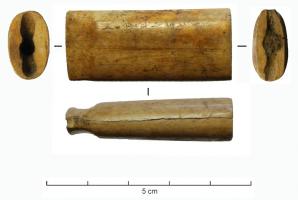 CAC-4032 - Couteau à affûter les calames
fer, os
Couteau à manche court, massif, de section ovale, rétréci au contact de la lame pour faciliter la préhension; os perforé sur toute la longueur. La caractéristique de ce type réside dans son extrémité proximale rectiligne.