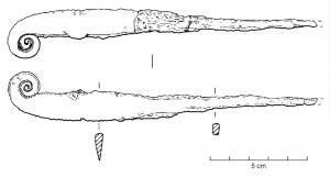 CAC-6002 - Couteau à affuter les calames
fer
Petit couteau à soie, dont le tranchant légèrement incurvé se redresse à proximité de son extrémité distale, la pointe formant une volute ascendante. Son dos est légèrement incliné, prolongé par une soie effilée.