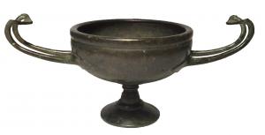 CAN-3002 - Canthare
bronze
Canthare à vasque hémisphérique basse, posée sur un piédouche rapporté, à base conique; deux anses sont fixées par brasure, à l'aide d'applique en forme de feuilles allongées, sur la panse, et se redressent élégamment vers le haut en s'amincissant.