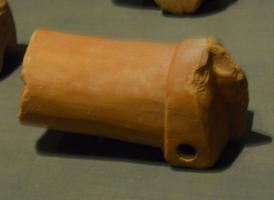 CAR-2001 - Cheval articulé
terre cuite
Cheval modelé en terre cuite, sans doute équipé de roues (jouet).