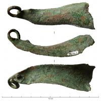 CAV-4003 - Caveçon (?)
bronze
Pièce de section arquée, de profil arrondi pour épouser le museau du cheval, équipée à chaque extrémité d'une boucle repliée sur elle-même.