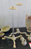 CDL-3002 - Candélabre
terre cuite
Candélabre composite en terre cuite ; la hampe a pu être en matériau périssable (bois...).