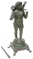 CDL-4014 - Lampadaire figuré : criophore
bronze
Luminaire formé d'une statue tenant un lampadaire, et posée sur un socle à pattes de fauve. Berger nu, vêtu d'une seule débride jetée en travers de la poitrine, portant un agneau sur ses épaules.