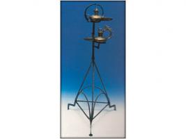 CDL-9001 - Support en forme de trépied 
fer
Support en forme de trépied surmonté d'un axe vertical. A cet sont fixées deux plateaux situées à différentes hauteurs qui serviraient à placer les lampes. Le fond est constitué de trois barres verticales. Chacune des branches est formée par les trois extrémités de barres forgées: deux horizontales et une verticale pousses et balise insérée dans le trépied