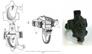 CDN-4003 - Cadenas anthropomorphe
bronze
Cadenas composé d'un boîtier dont le couvercle mobile a la forme d'une tête humaine; au revers, une forte boucle articulée par une charnière peut être bloquée en position fermée par un mécanisme coulissant latéral.