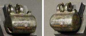 CDN-6005 - Cadenas cylindrique
bronze
Cadenas à corps cylindrique, dont la clé devait être introduite par une ouverture ménagée dans l'un des petits côtés; deux grosses bélières latérales servent à maintenir une barre coulissante actionnée par la clé.