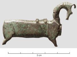 CDN-7002 - Cadenas zoomorphe
bronze
Cadenas à boîtier zoomorphe, en forme de cheval sellé au corps schématique ; sur l'avant-train, ouverture pour le passage de la clé.