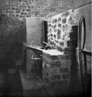 CDR-4002 - Chaudière cylindrique
plomb
Réservoir cylindrique, posé sur une base circulaire généralement renforcée, et comportant en position basse un orifice qui permet de distribuer l'eau chauffée dans cette chaudière, posée sur une dalle de foyer. La paroi cylindrique peut comporter sur la face externe des décors moulés.