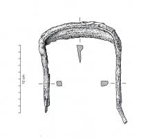 CEB-4003 - Plane ou couteau à ébourrer ou à décharner
fer
Plane à lame rectangulaire légèrement courbe, avec deux soies pour deux poignées en bois perpendiculaires à la lame. Le dos de l'outil peut être renforcé par une nervure.