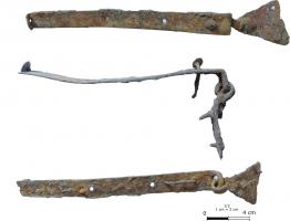 CHA-9002 - Charnière en applique
fer
Charnière en applique à rotation totale constituée de deux fers plats, l'un rectangulaire  percé de 4 trous se terminant d’un côté par une extrémité coudée comportant un anneau et de l’autre par une extrémité semi-circulaire. Le second fer plat de forme triangulaire, percé de 3 trous, est terminé à un angle par un anneau constitué d’un repli de l’extrémité du fer. L'ensemble était fixé à un coffre par des clous de menuiserie.