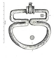 CHD-3004 - Anse de chaudron
fer
Anse en forme de cercle outrepassé, dont la partie supérieure forme une zone plus ou moins rectangulaire et dans laquelle passe une boucle à cannelures verticales.