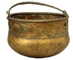 CHD-4007 - Chaudron à lèvre en fer de type Eggers 8
bronze, fer
Récipient composite, formé de deux parties en tôle rivetées ensemble, un fond arrondi et un col vertical, avec une lèvre ourlée sur une âme en fer de section carrée; anse mobile également en fer, articulée sur deux attaches rivetées au sommet du col.