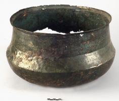 CHD-4008 - Chaudron
bronze
Chaudron en tôle, martelé d'un seul tenant, avec un fond hémisphérique rétréci à mi-panse par une carène, un col cylindrique et un bord déversé.