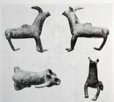 CHL-6001 - Chandelier à piètement zoomorphe : cervidé
bronze
Chandelier dont le piètement est constitué par le corps entier d'un quadrupède, debout. Le corps est traversé d'une tige, en général en fer, dont le sommet porte une pointe et une collerette pour la fixation d'une chandelle.