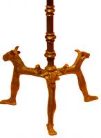 CHL-6004 - Chandelier à trépied zoomorphe
bronze
Candélabre caractérisé par un support tripode, percé au centre, sur lequel est rivetée une hampe verticale terminée par un homme (type négroïde sur le seul ex. complet) dont les bras horizontaux devaient tenir un plateau porte-lampe. Le trépied est formé de 3 pattes animales (jambes humaines dans un cas), surmontées de protomes animaux.