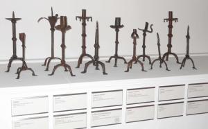 CHL-7004 - Chandelier tripode
fer
Chandelier forgé, composé d'un piètement tripode, d'où sélève une hampe généralement baguée et terminée par une coupelle et une pique terminale, où on peut ficher une chandelle. Nombreuses variantes.