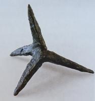 CHP-7001 - Chausse-trape, pointe de cavalerie, pied de corbeau
fer
Piège métallique constitué de quatre pointes acérées, jeté au sol dans un but défensif, il avait pour effet d'empêcher ou de ralentir la progression de troupes à pied ou de cavalerie, notamment pour la défense de places fortes.