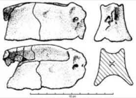 CHT-1001 - Croissant-chenet en terre cuite
terre cuite
Croissant-chenet en terre cuite constitué d'un corps fruste entouré par deux excroissances.