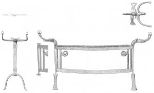 CHT-3003 - Chenet, ou landier
fer
Chenet ou landier en fer, à structure composite assemblée : montants verticaux, au sommet zoomorphe (généralement en tête de bovidé à cornes bouletées, ou de bélier), sur lequel viennent se monter deux montants horizontaux et des piètements également rapportés, le plus souvent en U renversé.