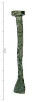 CIS-4011 - Ciseau
fer
Outil composé d'un tranchant évasé, monté sur une courte tige de section rectangulaire, terminée par un palet épais, sans trace de percussion directe.